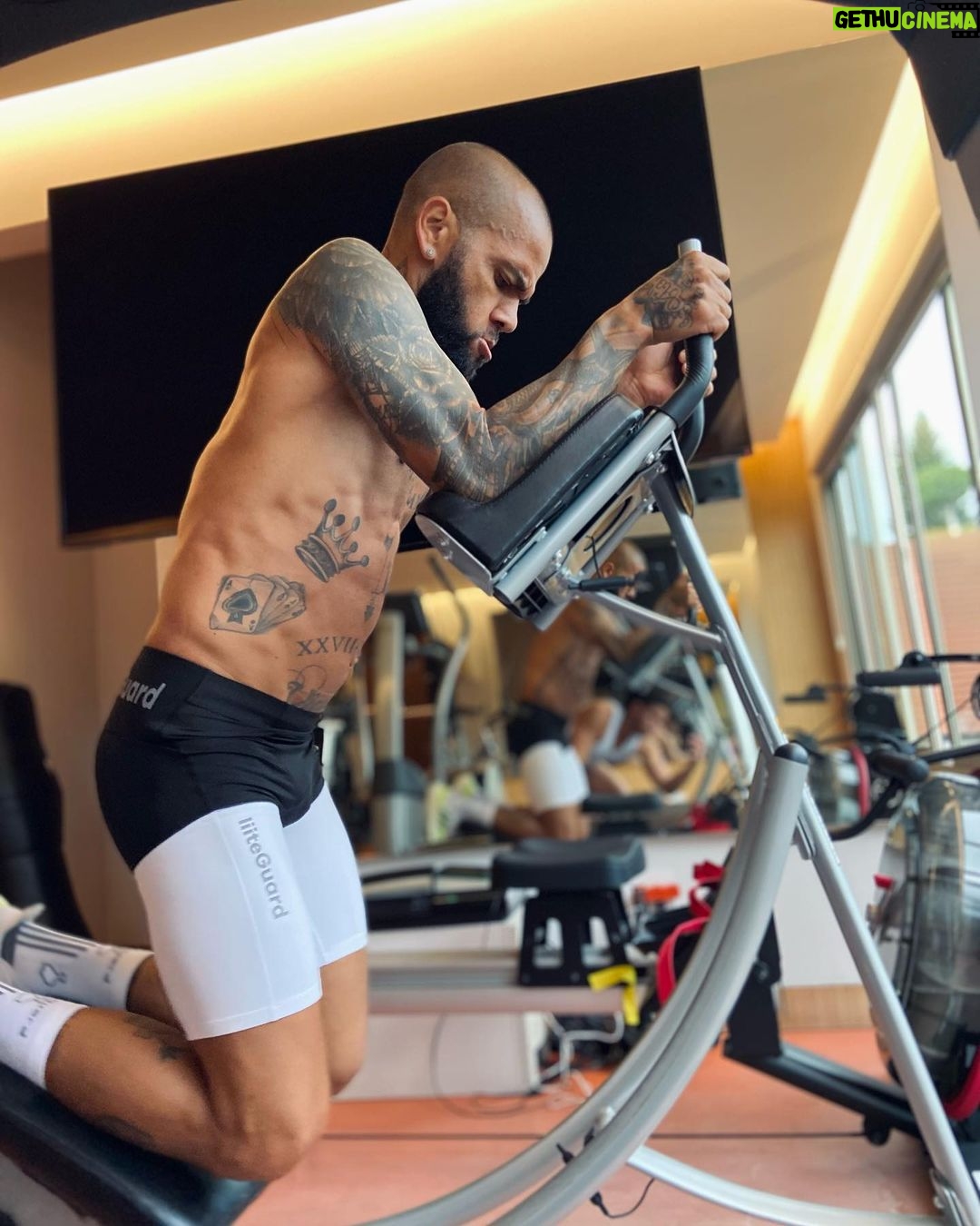 Dani Alves Instagram - Reglas para la vida: Quien te rechaza, te hace un favor. Quien te critica, te hace importante. Quien te lastima, te hace más fuerte. Quien te envidia, te hace más valioso. Porque todo lo que merece la pena, hay un precio a pagar. #GoodCrazyLifeStyle😎