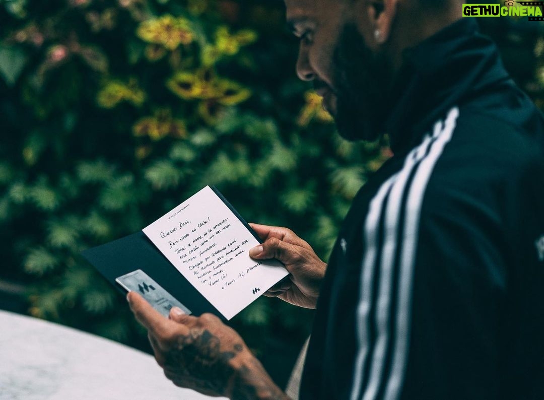 Dani Alves Instagram - Todo lo que vivemos en esa vida son “MOMENTO” háganlos especiales. @acmomento un honor formar parte de esa grande familia!!! #GoodCrazy #Mayorcoleccionadordemomentodeesedeporte😎 #quientienemastiene43