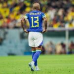 Dani Alves Instagram - Aqueles que nao se desafiarem serão sempre escravos de um sistema destruidor de sonhos. Olhe no espelho e verás que aqui é você com você mesmo mother F….! Crie seus desafios e lutem por eles. Ou você acha que alguém vai te ajudar? Só os loucos sabem e só os muitos loucos vivem… o resto sobrevivem do que digam, do que comentam ou do acham. Um dia sem sorrir e um dia sem gratidão, É UM DIA PERDIDO JÃO. #GODBLESSYOUALL