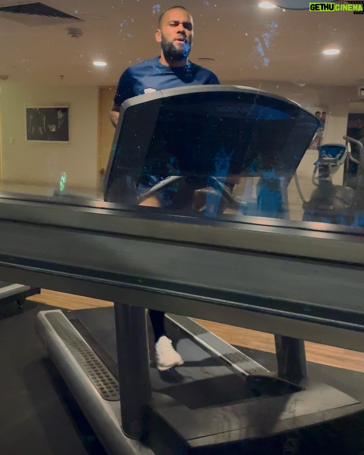 Dani Alves Instagram - Suerte es el encuentro de la oportunidad con la preparación!! Tamo activo papiiiii!! @maracanamedia