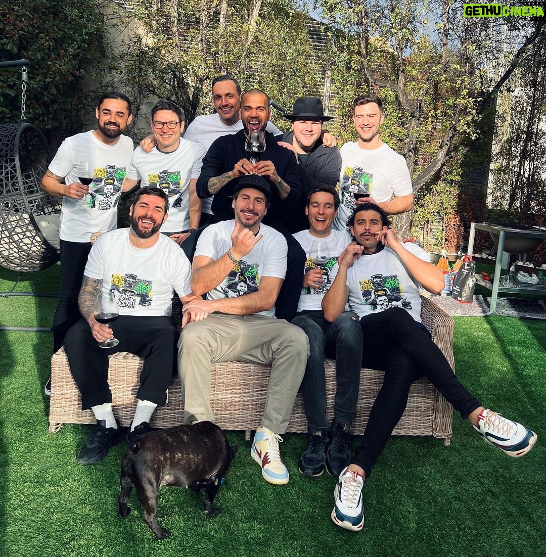 Dani Alves Instagram - Aqui esta uma parte dos amigos que a vida me deu. Dizem que amigos são os guerreiros-irmãos que escolhemos para compartilhar momentos! #FELIZDIADOSCRAZYFRIENDS🤪