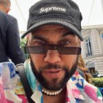 Dani Alves Instagram - Eu olhando pra um monte de gente que acha que sabe de futebol. Vendo eles falarem de 433, 352, 442, triângulos, losângulo, que isso, que aquilo Bla Bla Bla, etc e tal. Ma people esqueçam tudo isso; FUTEBOL: É SUA CAPACIDADE DE ENCONTRAR OS MELHORES EXECUTORES, JUNTÁ-LOS, COORDENA-LOS E COLOCÁ-LOS EM SINTONIA PARA A EXECUÇÃO DO PLANO….QUE QUANDO FUNCIONA VOCÊ É UM FENÔMENO E QUANDO NÃO SE FUDIOOOOO. SIMPLES ASSIM! Quem não está preparado para tudo isso, não está preparado para nada. Ahhh, Não esqueçam: MAS VALE UM PEQUENA BOA AÇÃO, DO QUE UM MILHÃO DE BOAS INTENÇÕES. #SEGUIMOSUNTIL50🕵🏿