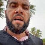 Dani Alves Instagram - Mueve tu body y moverá tu energía…. No te olvide de que los músculos si ponen fuertes cuando los trabajamos. El cerebro también vale? Beijo e tchau!
