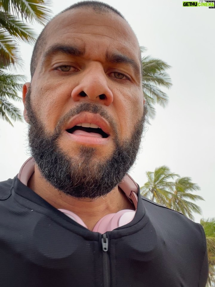 Dani Alves Instagram - Mueve tu body y moverá tu energía…. No te olvide de que los músculos si ponen fuertes cuando los trabajamos. El cerebro también vale? Beijo e tchau!