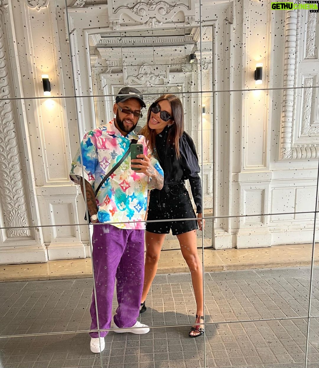 Dani Alves Instagram - Paris, SHE LOVE U 🤪!! #GoodCrazyInThaHouse😎