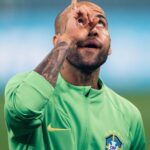 Dani Alves Instagram - Nada que reclamar, tudo que agradecer, pois Continuamente estamos aprendendo sobre o significado de existir. A vida nos ensina constantemente que as nossas imperfeições é o que igualam aos seres humanos. Não seremos perfeitos nem completos nunca, se não a vida perderia o seu significado. Tudo que precisamos na vida é ter habilidade pra viver, pra aceitar, pra crescer e pra avançar. Viver para os outros é uma dádiva divina. Que nós sejamos felizes é muito incrível, mas que os outros sejam felizes por nossa causa é maravilhoso e significante!! Vivam para inspirar pessoas através de exemplos reais, de persistência, de luta, de sacrifício, de entrega e de nunca aceitar que te digam que você não é capaz. Os momentos ruins formam seres fortes, seres fortes formam vidas dignas, vidas dignas formam seres exemplares, seres exemplares inspiram pessoas e pessoas transformam o mundos! (Poderia continuar lamentando, mas seria muito injusto com o que a vida me proporcionou até hoje)