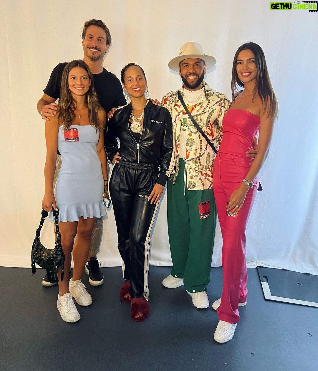 Dani Alves Instagram - Um dos poucos dias que eu fico nervoso, passa muito poucas vezes mas passa. @aliciakeys thanks so much for the amazing show!!