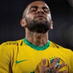Dani Alves Instagram - O que nós precisamos para mudar uma sociedade, são grandes líderes inspirando e transformando vidas. Pessoas entendendo que precisamos criar uma comunidade harmoniosa e respeitosa. Seres humanos que cuidem de seres humanos, que tentam dividir oportunidades e fazer as pessoas acreditarem que amanhã vai ser melhor do que foi ontem. Deixemos de seguir estupidez ou tudo perderá sentido. Não ao racismo, não a falta de respeito, não a tudo aquilo que nao gere esperança a uma sociedade perdida e carente de amor e compreensão. #✊🏽