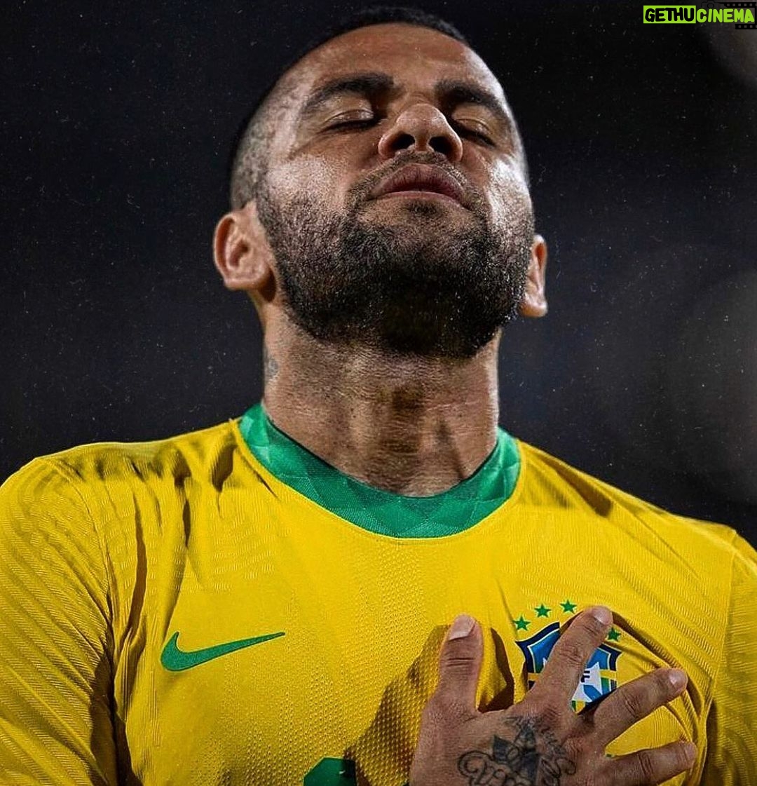 Dani Alves Instagram - O que nós precisamos para mudar uma sociedade, são grandes líderes inspirando e transformando vidas. Pessoas entendendo que precisamos criar uma comunidade harmoniosa e respeitosa. Seres humanos que cuidem de seres humanos, que tentam dividir oportunidades e fazer as pessoas acreditarem que amanhã vai ser melhor do que foi ontem. Deixemos de seguir estupidez ou tudo perderá sentido. Não ao racismo, não a falta de respeito, não a tudo aquilo que nao gere esperança a uma sociedade perdida e carente de amor e compreensão. #✊🏽