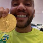 Dani Alves Instagram - Feliz dia do atleta olímpico…. Não esqueça: QUANDO VOCÊ CONQUISTAR ALGO LEMBRE DOS SEUS, POIS AQUELES QUE TORCERAM CONTRA; NÃO ENTRAM NAS PÁGINAS DOURADAS DA SUA VIDA!! #VOVÔOLIMPICO #ATURAOUSURTA🤣🤪