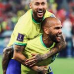 Dani Alves Instagram - Coloco essa imagem primeiro porque é assim que quero sempre quero lembrar de você e quero que também todos lembrem assim de você. Você é exemplo de brasileiro que saiu do nada e conquistou mais do que sonhou. Chorar é parte do processo, mas sorrir é o que faz com que lembremos de que todo o sacrifício que fizemos valeu a pena. Muitas vezes o troféu fazem muitas pessoas se equivocarem, achando que são melhores do que as outras porque ganharam… mas não, não sabem que isso é apenas uma distração que alimenta continuamente os seus egos. Ganhar para mim que sou considerado o maior vencedor da história desse esporte, significa inspirar pessoas, assim como você @neymarjr faz. Os maiores troféus das nossas vidas sempre será as pessoas que consigamos impactar nessa sociedade através do nosso exemplo. É para isso que DEUS nos deu o nosso dom. Você não tem apenas um compromisso com o futebol, você tem um compromisso com a sua missão aqui na terra…. Execute-a com sabedoria. A dor, assim com a felicidade são passageiras, mas a nossa missão é não permitir que a dor seja mais do que a felicidade… mesmo que momentaneamente, mas a vida é feita de momentos. Deixa que doa, deixa que passe e volte pra sua missão!! Amo o seu coração meu irmão. (O resto é no privado?) “A red social é para poder mostrar o que queremos que saibam de nós, sem mentiras nem achismos”