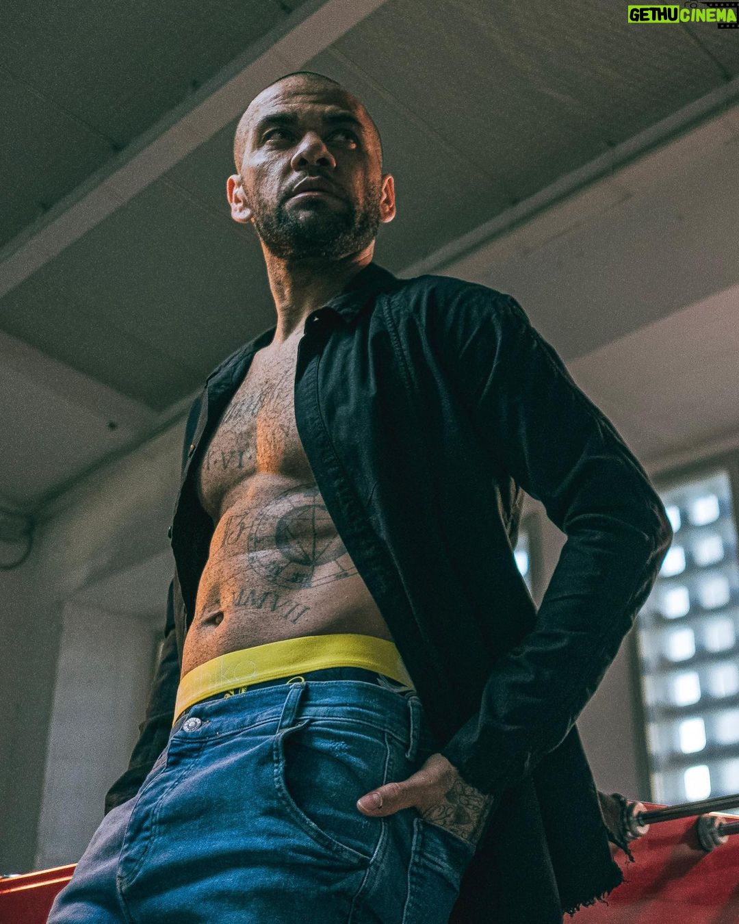 Dani Alves Instagram - No me digas que aún no elegiste tus @ethika @ethikaeu? Pero si lo más importante en la vida es tener ETHIKA 🤪. #GoodCrazyLifeStyleForever