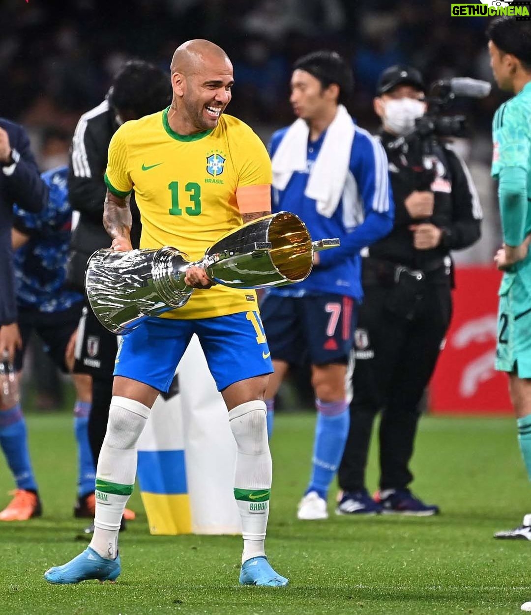 Dani Alves Instagram - É Segunda feira e você precisa começar a semana no pique de campeão. Nao esqueça que quem faz o dia é você mesmo e quem escreve a história também; ou se não, alguém fará antes que você. #GOODCRAZYMENTALITY😜🫶🏾