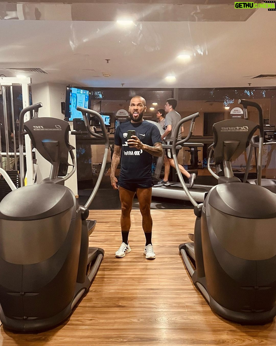 Dani Alves Instagram - Suerte es el encuentro de la oportunidad con la preparación!! Tamo activo papiiiii!! @maracanamedia