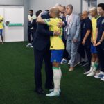 Dani Alves Instagram - Querido Adenor, escrevo-lhe essa mensagem aqui para agradecer-lhe tudo que fizeste por esse querido grupo todos esses anos. Esse abraço é o significado mais puro do que o sr representa para mim é para esse grupo de seres humanos especiais. Especiais por suas particularidades, por seus caráter, por sua humildade e sobre tudo pelas histórias de superação e pelas grandes almas que existe por trás da telinha. EXISTEM MEDALHAS QUE NÃO SE COLOCA NO PEITO E SIM NA ALMA E ESSA É UMA. Obrigado por nos ensinar a como ser homens, país, filhos, amigos, irmãos e seres humanos….. pode que isso nos temos do hoje não tenha valor nenhum, ou pode que ainda existam seres que ainda acreditem o quão isso é valioso e importante. Essa é a nossa última viagem aqui e posso te falar; não mudaria nada. Desejo-lhe tudo de maravilhoso e mais puro nessa vida e na outra. Que o sr possa ter a paz que eu também levarei comigo. a paz do dever cumprido e da missão executada. O resultado de um jogo nunca mudará o placar das nossas vidas. Todo esse tempo dedicado de corpo e alma, TRÁS A PAZ QUE FAZ-NOS SEGUIR NOSSOS CAMINHOS DE LUTAS E DE GLÓRIA. E sim, essa é uma carta aberta não somente para que o sr possa ler, mas para que todos saibam que os seus valores, não está nem nunca será medido em debates. Com muito carinho e respeito, OBRIGADO POR TODOS ESSES ANOS JUNTOS EM PRO DE REPRESENTAR O MELHOR PAÍS DO MUNDO. 💚💛💙🤍 #ATÉSEMPRE✊🏾