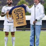 Dani Alves Instagram - Se vás a ser loco, que seas un buen loco. No cambien lo que ustedes creen, no cambien quien realmente son….. al final si todos supieran de lo que opinan, no estarían opinando 😂 estarían executando. Con mucho gusto estoy acá y con muchas ganas de cambiar la historia de @pumasmx y de muchos mexicanos. #GOODCRAZYINTHAHOUSE🤪 #EL33 #EXQUEECE😎