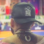 Dani Alves Instagram - Esporte é uma arte mágica capaz de conectar, de incluir e de trasformar vidas. Nao importa qual seja a modalidade, precisamos fomentar a prática. Precisamos investir na educação e na inclusão social. Precisamos entender que a oportunidade não chega para todos em igualdade, mas nós podemos mudar isso. Podemos mudar esse conceito ou preconceito, fazendo com que essa classe esquecida possam ter acesso…. Pois onde há dificuldades, há fome, mas não apenas fome de alimentos; lá há fome de vitória, fome de luta, fome de esforço, HÁ FOME DE GLÓRIA!! @institutodanielalves Que a nossa missão conecte com outras missões e que o nosso objetivo seja alcançado. Ninguém solta a mão de ninguém, porque aqui é: CAMPEÃO FORMANDO CAMPEÕES. Beijo e tchau!