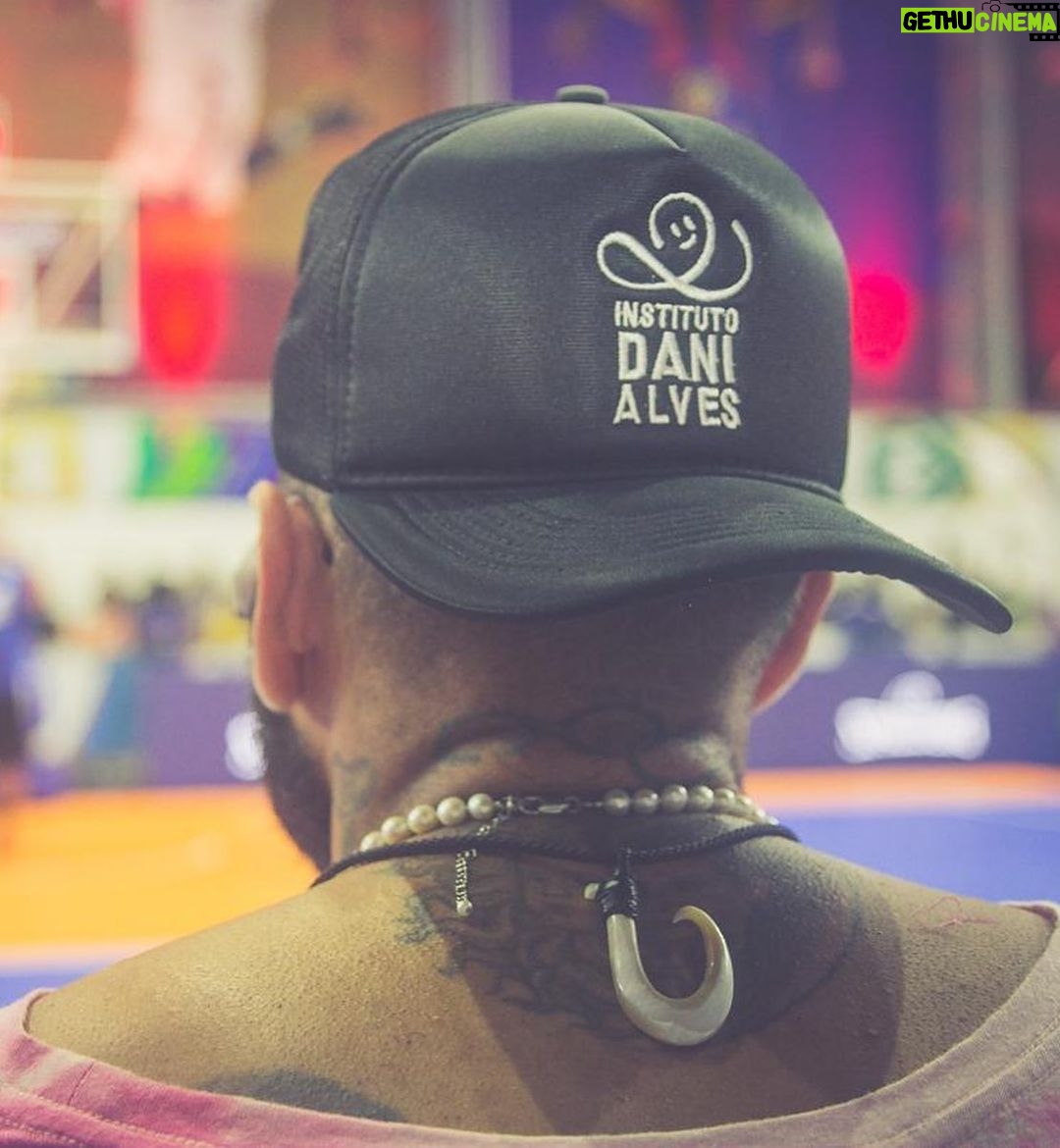 Dani Alves Instagram - Esporte é uma arte mágica capaz de conectar, de incluir e de trasformar vidas. Nao importa qual seja a modalidade, precisamos fomentar a prática. Precisamos investir na educação e na inclusão social. Precisamos entender que a oportunidade não chega para todos em igualdade, mas nós podemos mudar isso. Podemos mudar esse conceito ou preconceito, fazendo com que essa classe esquecida possam ter acesso…. Pois onde há dificuldades, há fome, mas não apenas fome de alimentos; lá há fome de vitória, fome de luta, fome de esforço, HÁ FOME DE GLÓRIA!! @institutodanielalves Que a nossa missão conecte com outras missões e que o nosso objetivo seja alcançado. Ninguém solta a mão de ninguém, porque aqui é: CAMPEÃO FORMANDO CAMPEÕES. Beijo e tchau!