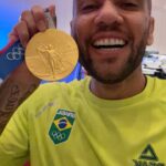 Dani Alves Instagram - Feliz dia do atleta olímpico…. Não esqueça: QUANDO VOCÊ CONQUISTAR ALGO LEMBRE DOS SEUS, POIS AQUELES QUE TORCERAM CONTRA; NÃO ENTRAM NAS PÁGINAS DOURADAS DA SUA VIDA!! #VOVÔOLIMPICO #ATURAOUSURTA🤣🤪