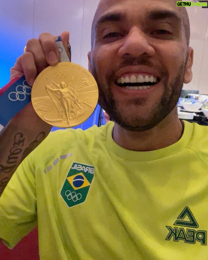 Dani Alves Instagram - Feliz dia do atleta olímpico…. Não esqueça: QUANDO VOCÊ CONQUISTAR ALGO LEMBRE DOS SEUS, POIS AQUELES QUE TORCERAM CONTRA; NÃO ENTRAM NAS PÁGINAS DOURADAS DA SUA VIDA!! #VOVÔOLIMPICO #ATURAOUSURTA🤣🤪