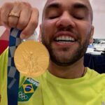 Dani Alves Instagram - Feliz dia do atleta olímpico…. Não esqueça: QUANDO VOCÊ CONQUISTAR ALGO LEMBRE DOS SEUS, POIS AQUELES QUE TORCERAM CONTRA; NÃO ENTRAM NAS PÁGINAS DOURADAS DA SUA VIDA!! #VOVÔOLIMPICO #ATURAOUSURTA🤣🤪