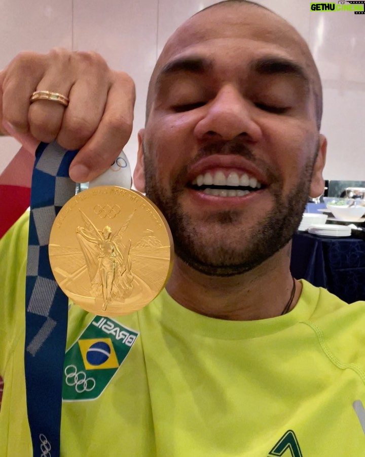 Dani Alves Instagram - Feliz dia do atleta olímpico…. Não esqueça: QUANDO VOCÊ CONQUISTAR ALGO LEMBRE DOS SEUS, POIS AQUELES QUE TORCERAM CONTRA; NÃO ENTRAM NAS PÁGINAS DOURADAS DA SUA VIDA!! #VOVÔOLIMPICO #ATURAOUSURTA🤣🤪
