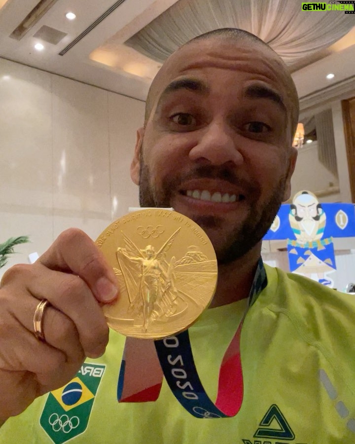 Dani Alves Instagram - Feliz dia do atleta olímpico…. Não esqueça: QUANDO VOCÊ CONQUISTAR ALGO LEMBRE DOS SEUS, POIS AQUELES QUE TORCERAM CONTRA; NÃO ENTRAM NAS PÁGINAS DOURADAS DA SUA VIDA!! #VOVÔOLIMPICO #ATURAOUSURTA🤣🤪