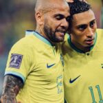 Dani Alves Instagram - Sabem o que mais me fascina no futebol? O jogo que ninguém ver, os detalhes que passar desapercebido aos olhos da emoção. O trabalho que parece ser sujo, mas que é imprescindível para uma grande equipe. Uma equipe é sempre composta de diversos talentos e capacidades… mas uma grande equipe, uma equipe é aquela que seus componentes não medem esforços nem sacrifícios para que grandes coisas aconteçam no trajeto. O preço a se pagar é alto, se você tem condições e capacidade, não deixe de pagar. EXEMPLO DE CAPACIDADE: @raphinha ❤️ #WorldCup2022 #Qatar #Brasil