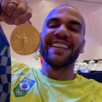 Dani Alves Instagram - Feliz dia do atleta olímpico…. Não esqueça: QUANDO VOCÊ CONQUISTAR ALGO LEMBRE DOS SEUS, POIS AQUELES QUE TORCERAM CONTRA; NÃO ENTRAM NAS PÁGINAS DOURADAS DA SUA VIDA!! #VOVÔOLIMPICO #ATURAOUSURTA🤣🤪