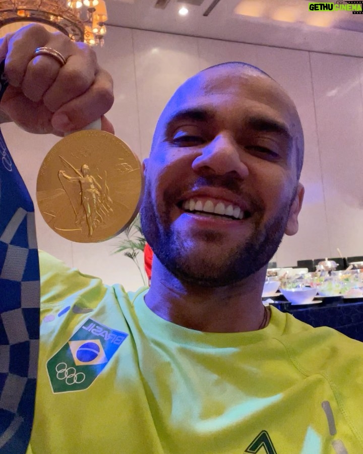 Dani Alves Instagram - Feliz dia do atleta olímpico…. Não esqueça: QUANDO VOCÊ CONQUISTAR ALGO LEMBRE DOS SEUS, POIS AQUELES QUE TORCERAM CONTRA; NÃO ENTRAM NAS PÁGINAS DOURADAS DA SUA VIDA!! #VOVÔOLIMPICO #ATURAOUSURTA🤣🤪