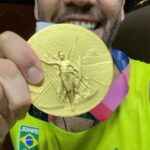 Dani Alves Instagram - Feliz dia do atleta olímpico…. Não esqueça: QUANDO VOCÊ CONQUISTAR ALGO LEMBRE DOS SEUS, POIS AQUELES QUE TORCERAM CONTRA; NÃO ENTRAM NAS PÁGINAS DOURADAS DA SUA VIDA!! #VOVÔOLIMPICO #ATURAOUSURTA🤣🤪