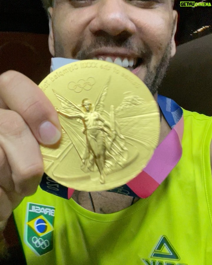 Dani Alves Instagram - Feliz dia do atleta olímpico…. Não esqueça: QUANDO VOCÊ CONQUISTAR ALGO LEMBRE DOS SEUS, POIS AQUELES QUE TORCERAM CONTRA; NÃO ENTRAM NAS PÁGINAS DOURADAS DA SUA VIDA!! #VOVÔOLIMPICO #ATURAOUSURTA🤣🤪