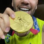 Dani Alves Instagram - Feliz dia do atleta olímpico…. Não esqueça: QUANDO VOCÊ CONQUISTAR ALGO LEMBRE DOS SEUS, POIS AQUELES QUE TORCERAM CONTRA; NÃO ENTRAM NAS PÁGINAS DOURADAS DA SUA VIDA!! #VOVÔOLIMPICO #ATURAOUSURTA🤣🤪