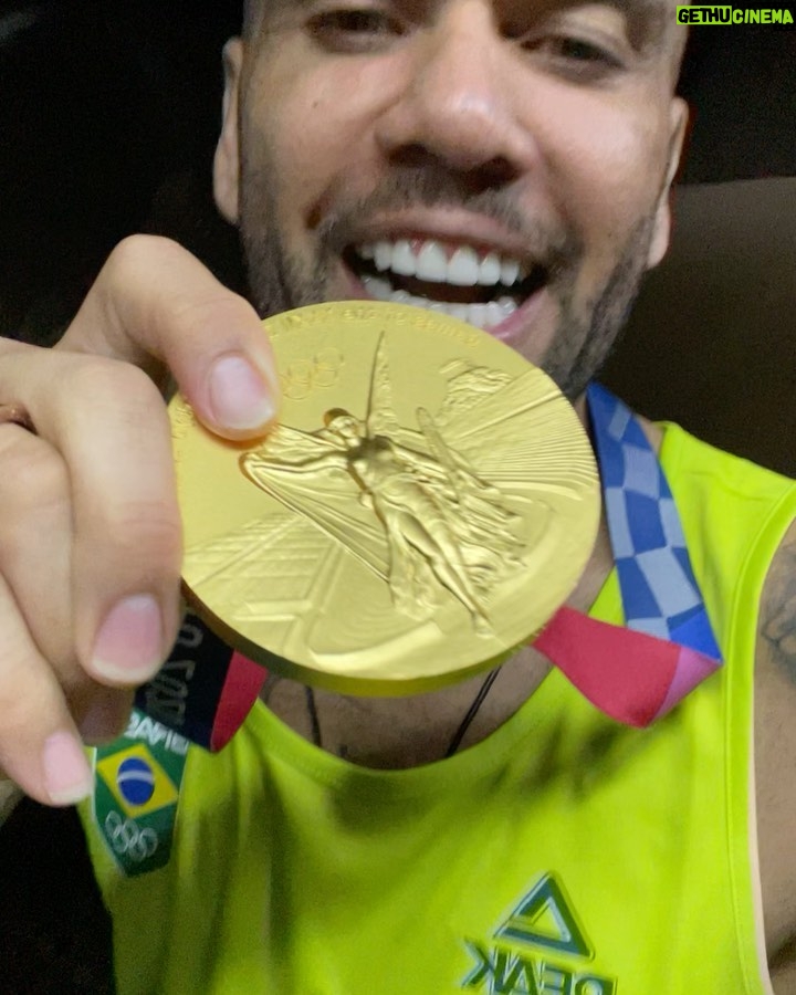 Dani Alves Instagram - Feliz dia do atleta olímpico…. Não esqueça: QUANDO VOCÊ CONQUISTAR ALGO LEMBRE DOS SEUS, POIS AQUELES QUE TORCERAM CONTRA; NÃO ENTRAM NAS PÁGINAS DOURADAS DA SUA VIDA!! #VOVÔOLIMPICO #ATURAOUSURTA🤣🤪