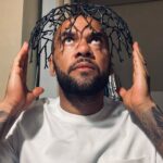 Dani Alves Instagram - Dizem que sou louco por eu ter um gosto assim, mas gostar, gostar só de gosta de mim. Dizem que só os loucos sabe, que essa proeza nunca acabe. De onde eu vem tem mais, pra onde eu vou jamais. Prefiro ser perseguido do que perseguir, lembre-se; QUEM É PERSEGUIDO SEMPRE ESTÁ A FRENTE DE QUEM PERSEGUE!! Quem for bom me segueeeeeeeeeeeeee🤓 #GoodCrazyLifeStyele🤪 #FazendoArte🙅🏽‍♂️