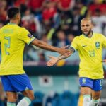 Dani Alves Instagram - Ao contrário do que se pensa, quando se trabalha em equipe e pro mesmo objetivo, não se compete com os companheiros…. com os companheiros nos preparamos juntos e entregamos o nosso melhor em pro da nossa equipe, para assim poder competir contra os adversários que vierem. Give five mano veio @daniluiz2 #WorldCup2022 #Qatar #Brasil
