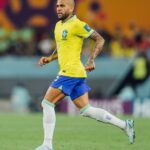 Dani Alves Instagram - Dia especial hoje… sr lindo @oficialrc3 permissão pra te passar em jogos aqui. Você é, foi e será sempre um grande ídolo do Brasil!! São 126 jogos vestindo com muita honra e muito prazer essa camisa maravilhosa. Obrigado futebol por ser tão transformador e tão especial nas nossas vidas. #Seguimos #humildade & #Disciplina #WorldCup2022 #Qatar #Brasil