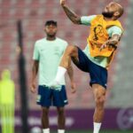 Dani Alves Instagram - O final só tem sentido se desfrutamos da caminhada e quem não valoriza a caminhada nunca saberá o que é vencer com glória!!! #WorldCup2022 #Qatar #Brasil