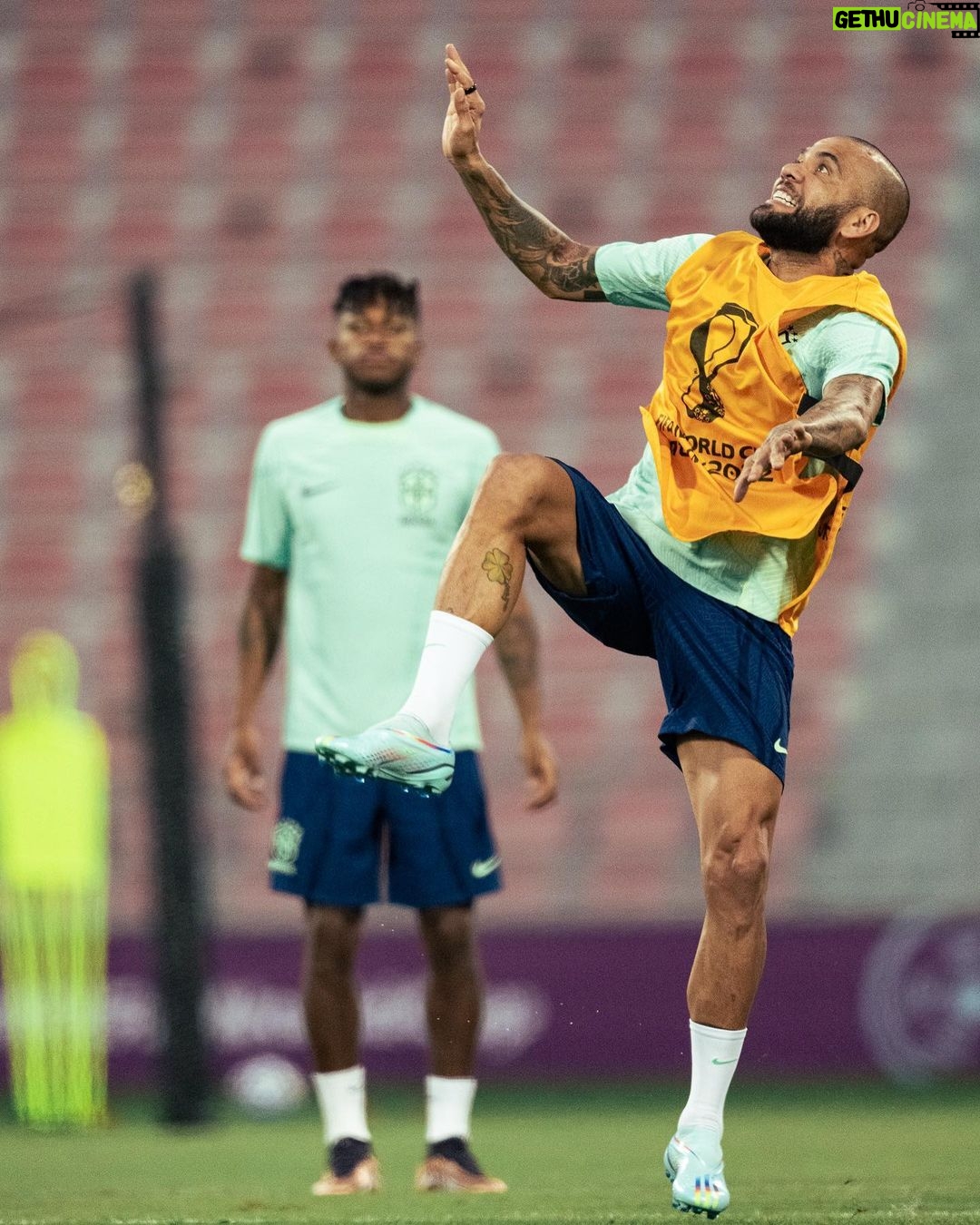 Dani Alves Instagram - O final só tem sentido se desfrutamos da caminhada e quem não valoriza a caminhada nunca saberá o que é vencer com glória!!! #WorldCup2022 #Qatar #Brasil