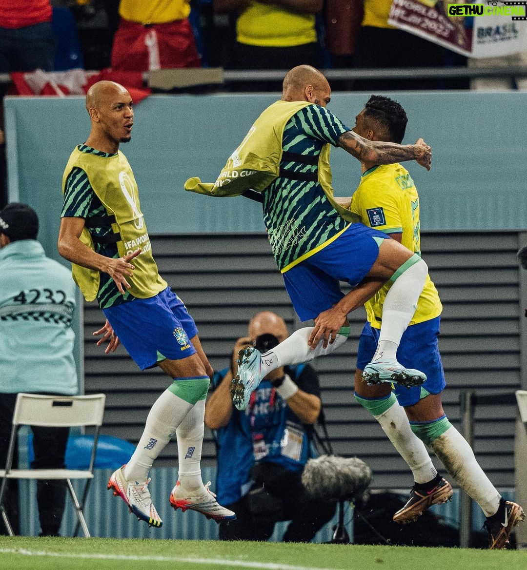 Dani Alves Instagram - Isso é copa do mundo meus amigos…. Cada día uma história diferente e uma resiliência nova. Força, Foco e Fé. Seguimossssss!!! #WorldCup2022 #Qatar #Brasil🇧🇷 #Golaço🤪