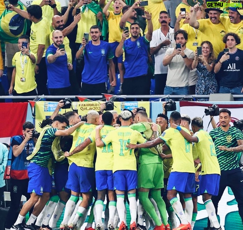 Dani Alves Instagram - Brasil é de todos, a seleção é do povo porque nós também somos o povo. A união faz a força, a harmonia, a paz e o respeito fazem o nossa seleção 🇧🇷 #WolrdCup2022 #Brasil #amor #paz #respeito