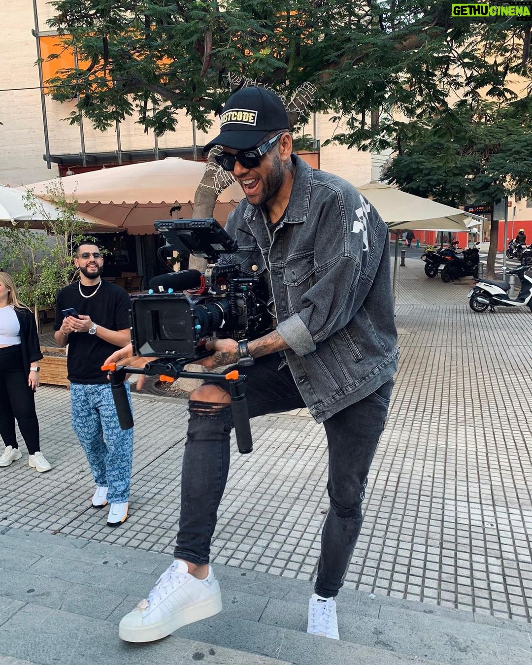 Dani Alves Instagram - La vida es una película, tu eres el director: AHORA TOCA ELIGIR SI SERA UN DRAMA, UNA ACCIÓN, UNA COMEDIA O LA MAS BELLA AVENTURA🤪….PERO QUE SEA REAL 🎭.