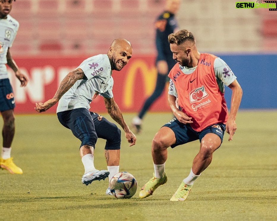 Dani Alves Instagram - Se um dia a motivação falhar, a disciplina vai te levar. #WorldCup2022 #Qatar #Brasil #VamosPorMais✊🏾