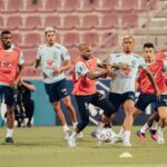 Dani Alves Instagram - Se um dia a motivação falhar, a disciplina vai te levar. #WorldCup2022 #Qatar #Brasil #VamosPorMais✊🏾