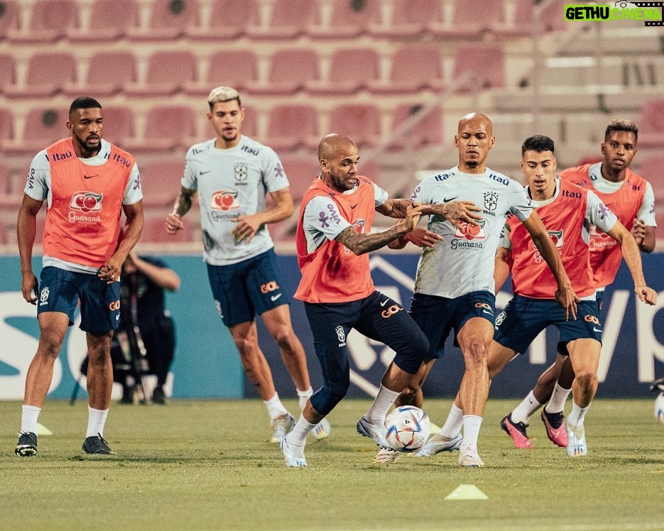 Dani Alves Instagram - Se um dia a motivação falhar, a disciplina vai te levar. #WorldCup2022 #Qatar #Brasil #VamosPorMais✊🏾