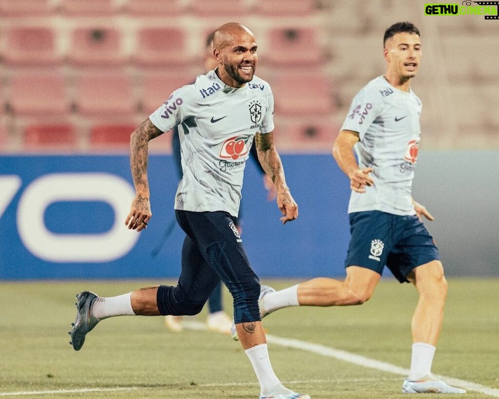 Dani Alves Instagram - Se um dia a motivação falhar, a disciplina vai te levar. #WorldCup2022 #Qatar #Brasil #VamosPorMais✊🏾