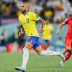 Dani Alves Instagram - Dia especial hoje… sr lindo @oficialrc3 permissão pra te passar em jogos aqui. Você é, foi e será sempre um grande ídolo do Brasil!! São 126 jogos vestindo com muita honra e muito prazer essa camisa maravilhosa. Obrigado futebol por ser tão transformador e tão especial nas nossas vidas. #Seguimos #humildade & #Disciplina #WorldCup2022 #Qatar #Brasil