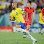 Dani Alves Instagram - Dia especial hoje… sr lindo @oficialrc3 permissão pra te passar em jogos aqui. Você é, foi e será sempre um grande ídolo do Brasil!! São 126 jogos vestindo com muita honra e muito prazer essa camisa maravilhosa. Obrigado futebol por ser tão transformador e tão especial nas nossas vidas. #Seguimos #humildade & #Disciplina #WorldCup2022 #Qatar #Brasil
