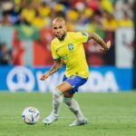 Dani Alves Instagram - Dia especial hoje… sr lindo @oficialrc3 permissão pra te passar em jogos aqui. Você é, foi e será sempre um grande ídolo do Brasil!! São 126 jogos vestindo com muita honra e muito prazer essa camisa maravilhosa. Obrigado futebol por ser tão transformador e tão especial nas nossas vidas. #Seguimos #humildade & #Disciplina #WorldCup2022 #Qatar #Brasil
