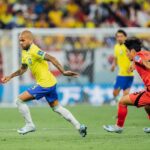Dani Alves Instagram - Dia especial hoje… sr lindo @oficialrc3 permissão pra te passar em jogos aqui. Você é, foi e será sempre um grande ídolo do Brasil!! São 126 jogos vestindo com muita honra e muito prazer essa camisa maravilhosa. Obrigado futebol por ser tão transformador e tão especial nas nossas vidas. #Seguimos #humildade & #Disciplina #WorldCup2022 #Qatar #Brasil